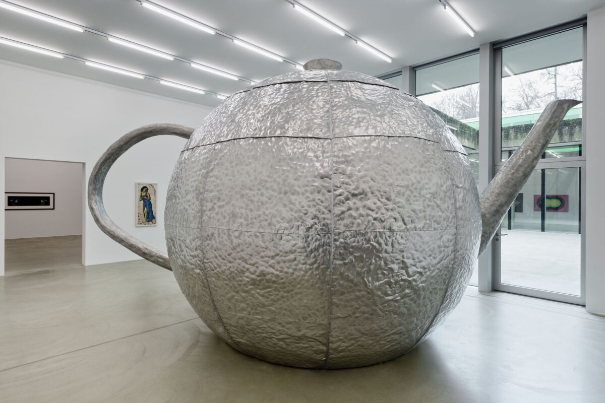 Ausstellungsansicht mit verschiedenen Kunstwerken im Aargauer Kunsthaus