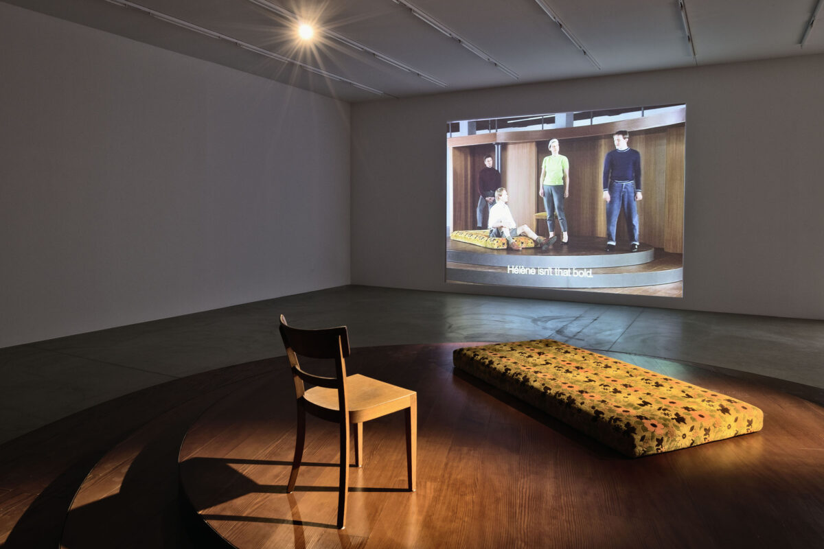 Ausstellungsansicht mit verschiedenen Kunstwerken im Aargauer Kunsthaus