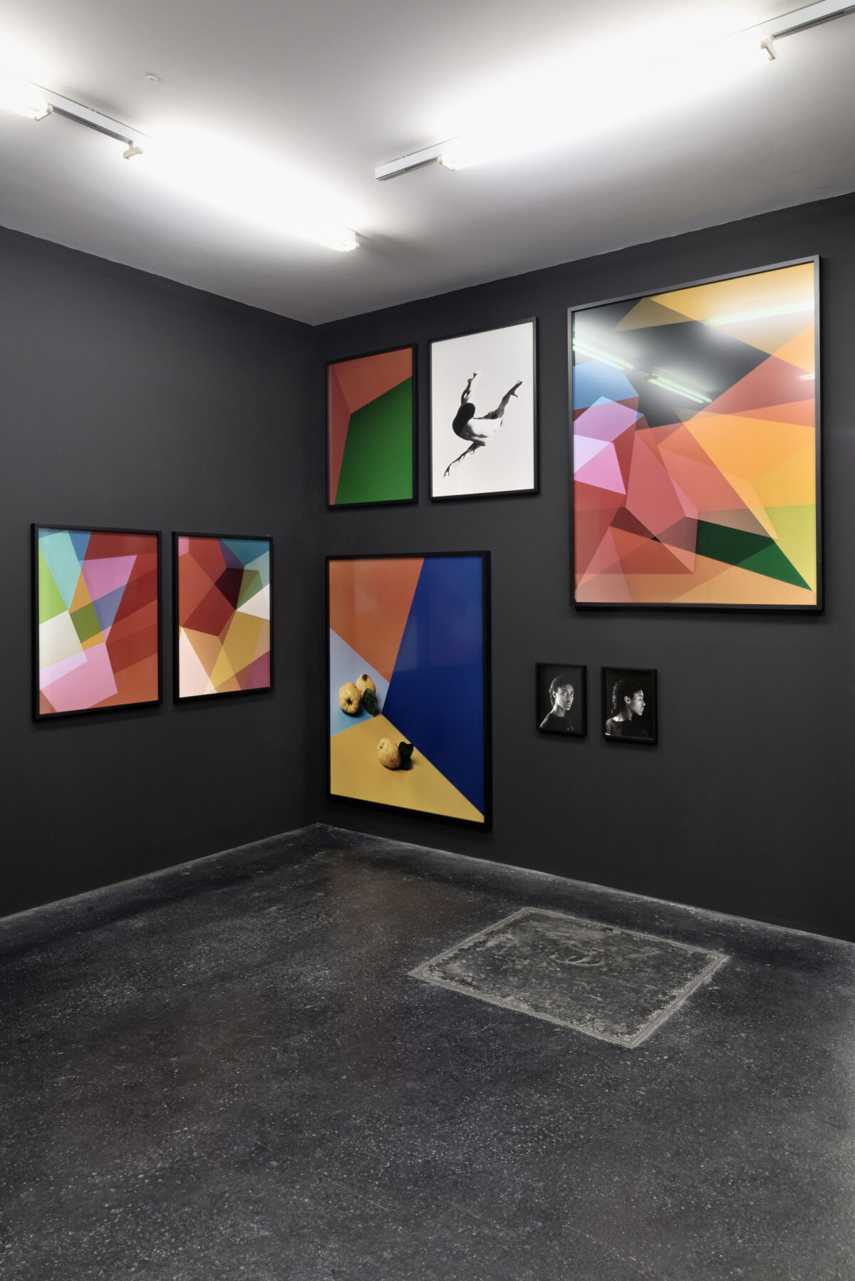 Ausstellungsansicht mit verschiedenen Kunstwerken im Aargauer Kunsthaus