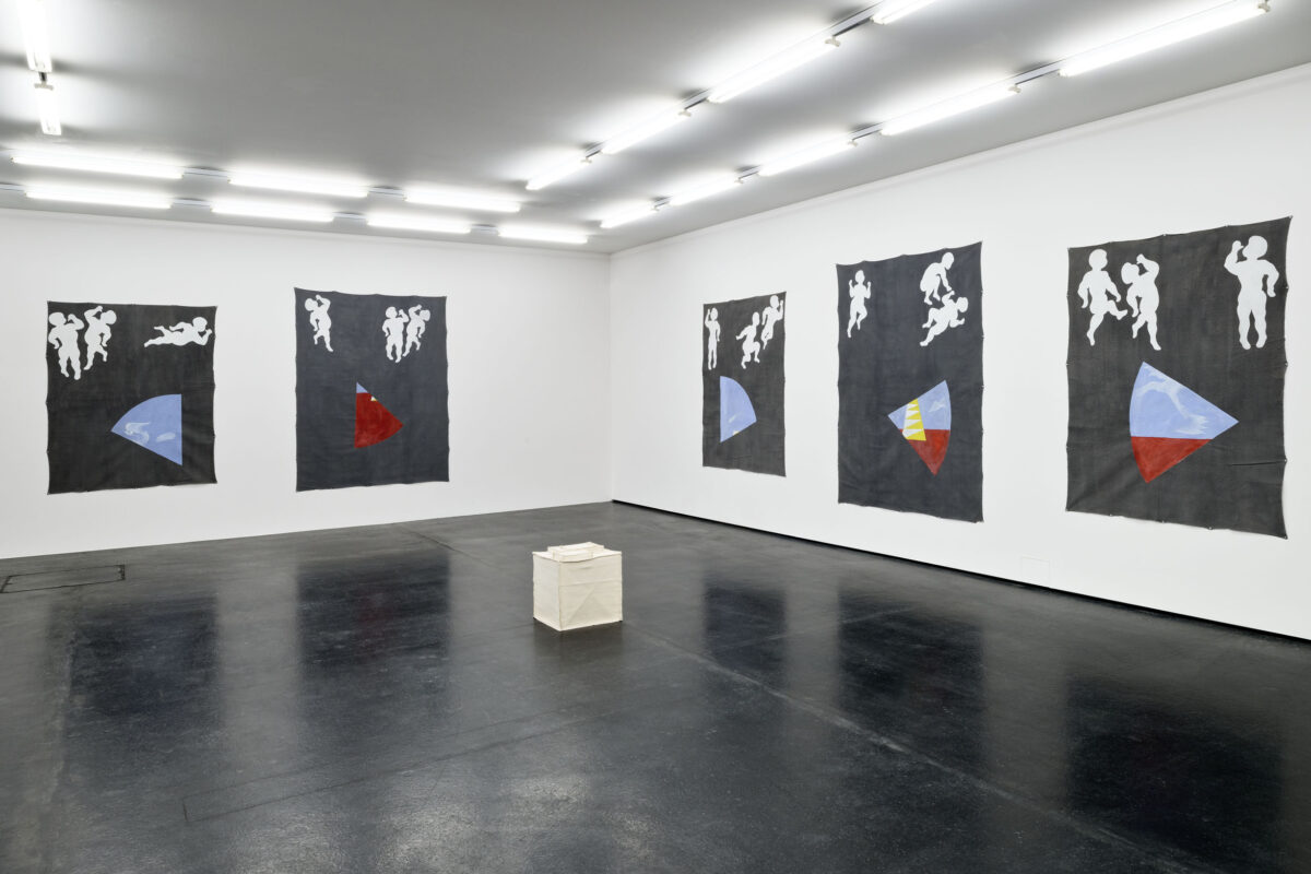 Ausstellungsansicht mit verschiedenen Kunstwerken im Aargauer Kunsthaus