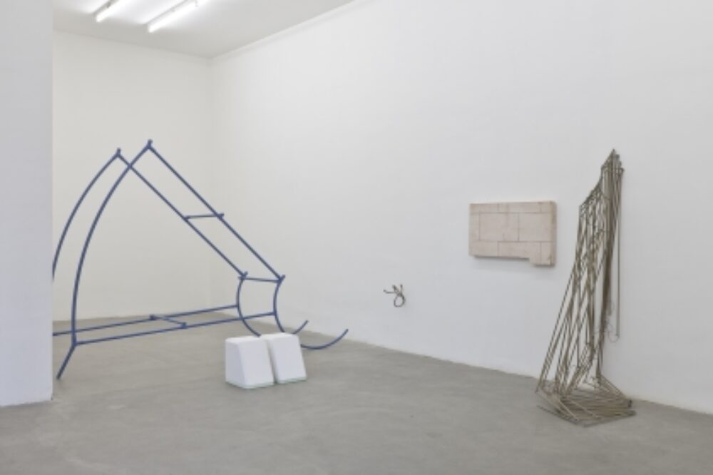 Ausstellungsansicht mit verschiedenen Kunstwerken im Aargauer Kunsthaus