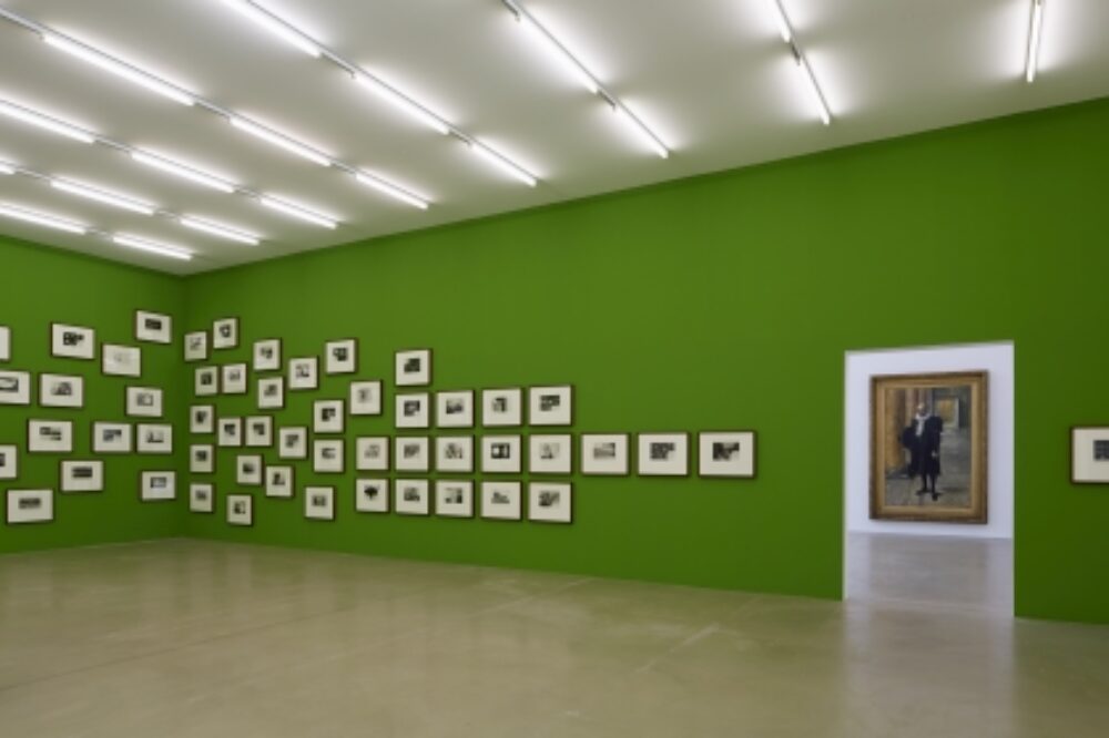 Ausstellungsansicht mit verschiedenen Kunstwerken im Aargauer Kunsthaus