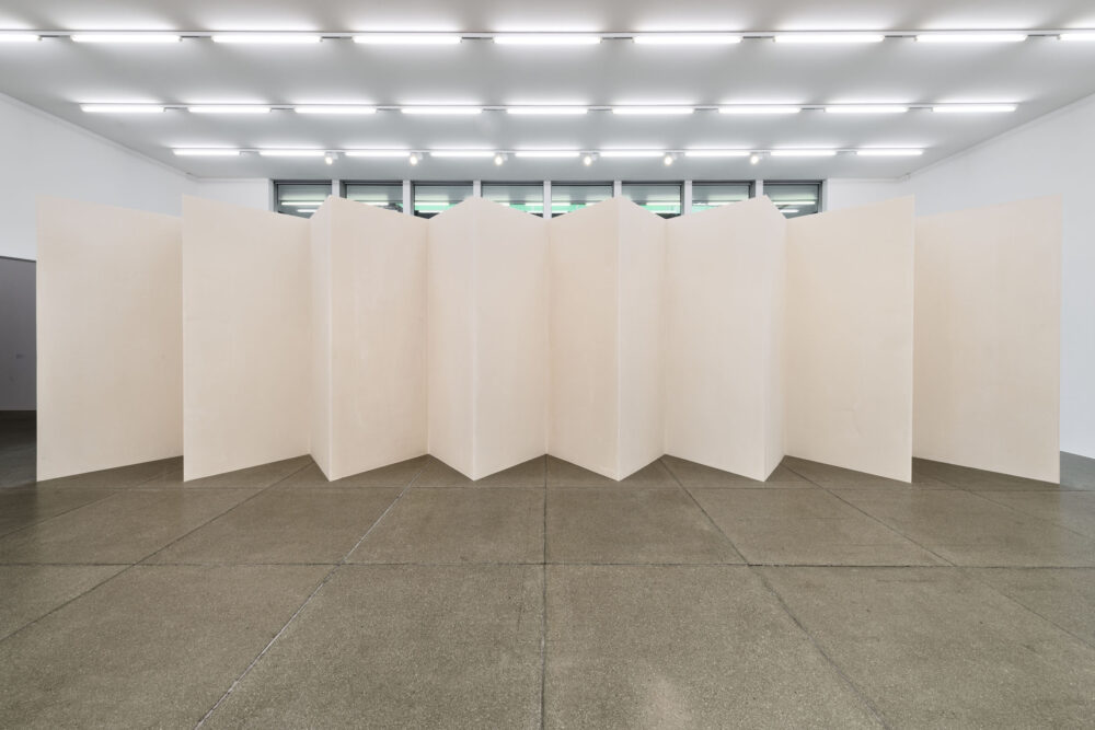 Ausstellungsansicht mit verschiedenen Kunstwerken im Aargauer Kunsthaus