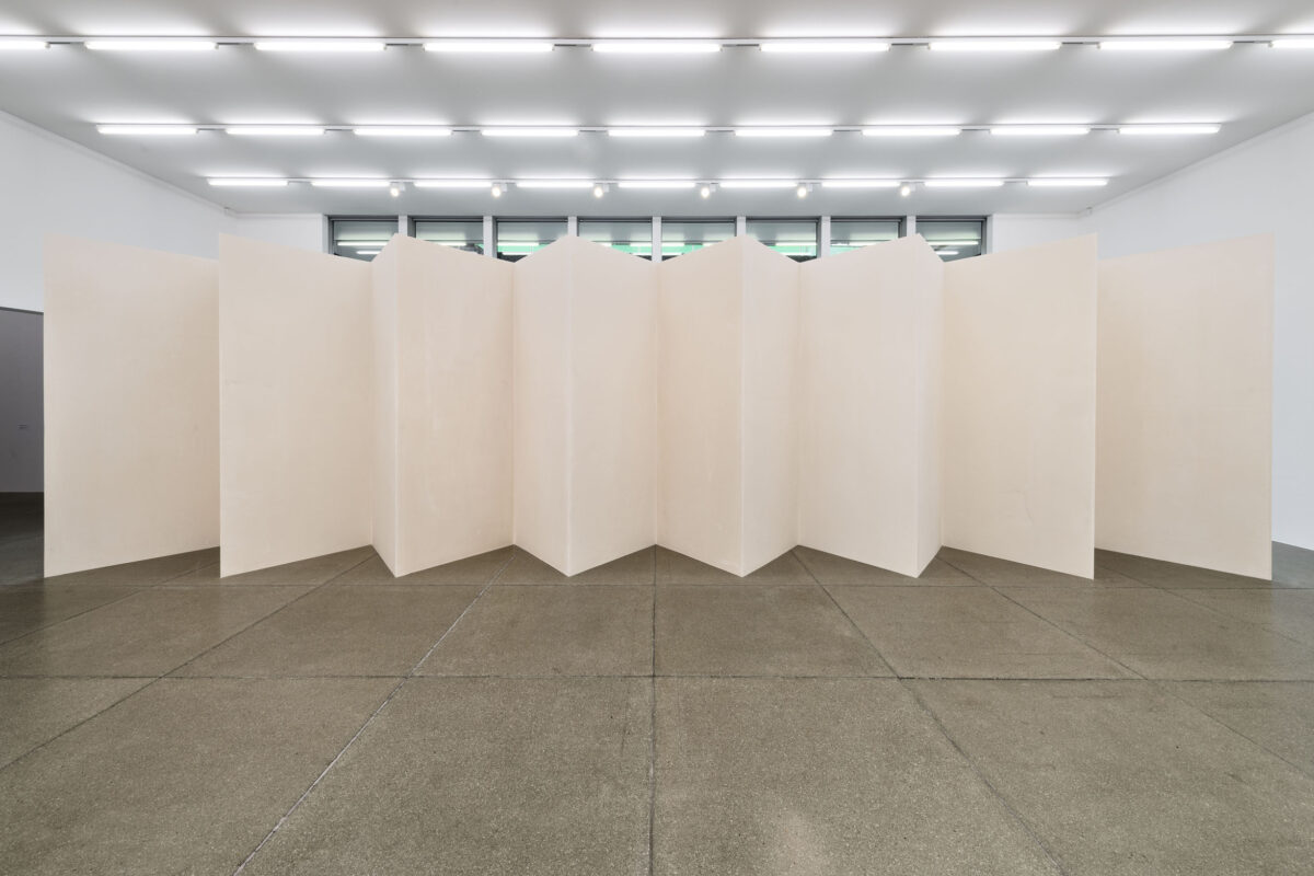 Ausstellungsansicht mit verschiedenen Kunstwerken im Aargauer Kunsthaus