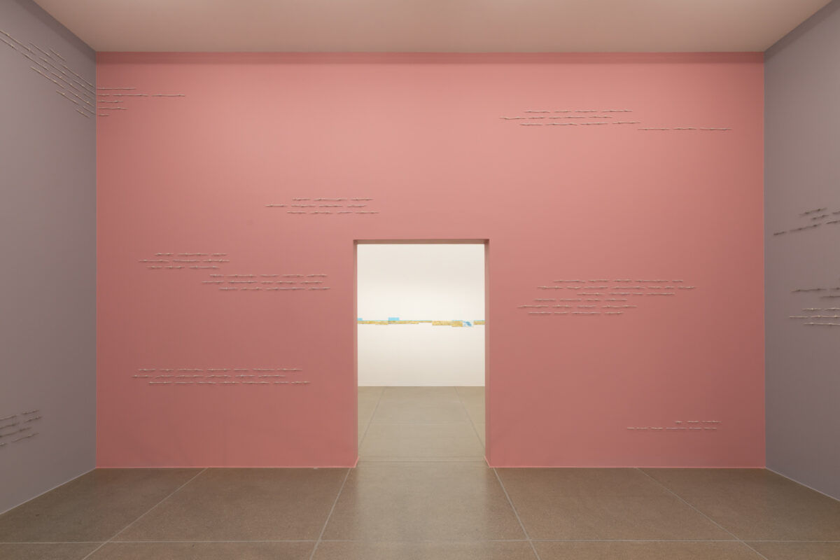 Ausstellungsansicht von verschiedenen Kunstwerken im Aargauer Kunsthaus