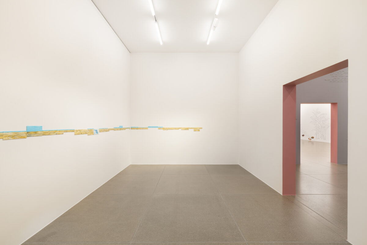 Ausstellungsansicht von verschiedenen Kunstwerken im Aargauer Kunsthaus