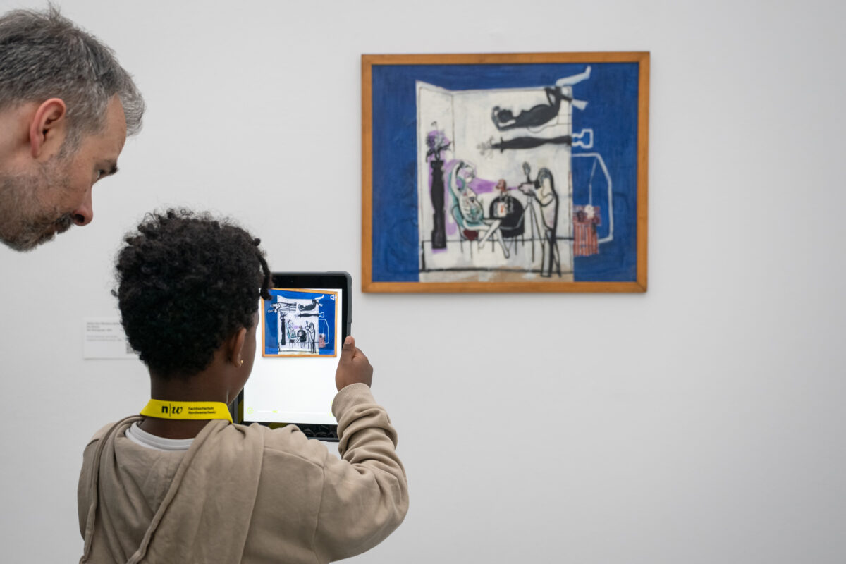 Kinder schauen mit einem Tablet in der Hand auf ein Sammlungswerk und erleben dank Augmented Reality eine animierte Version des Kunstwerkes