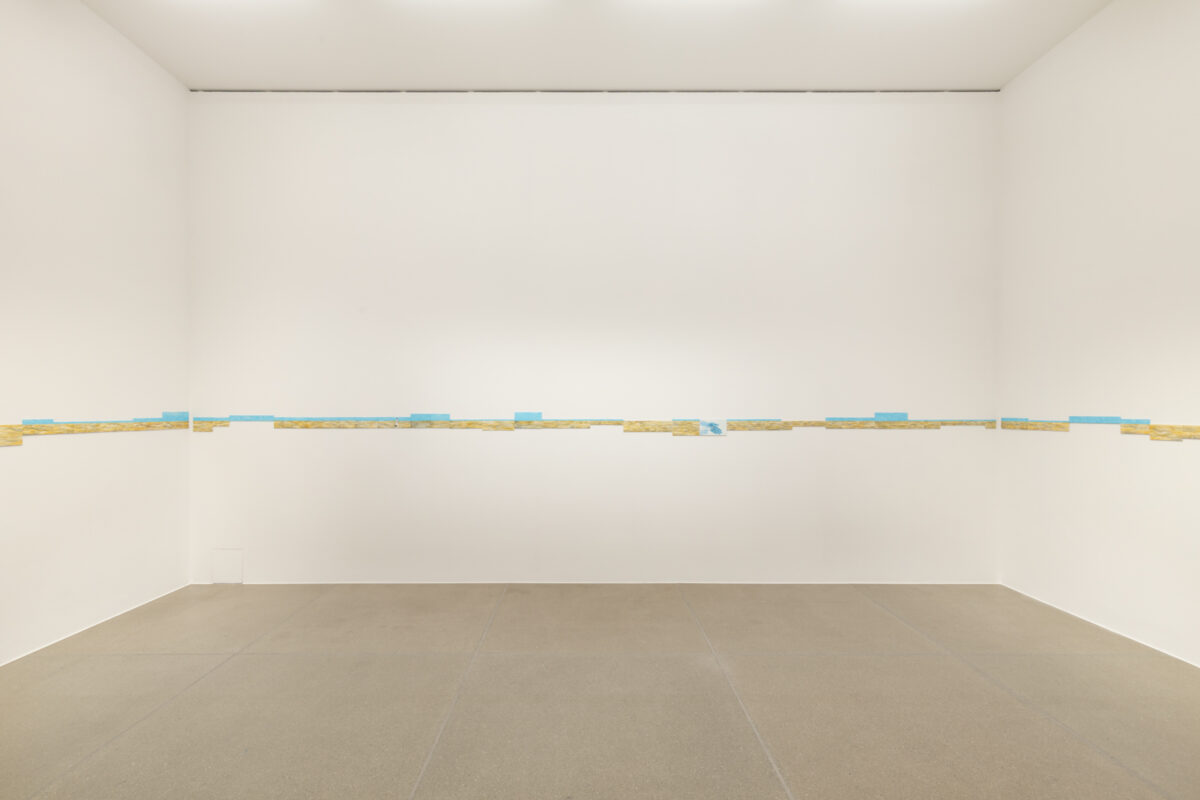 Ausstellungsansicht von verschiedenen Kunstwerken im Aargauer Kunsthaus