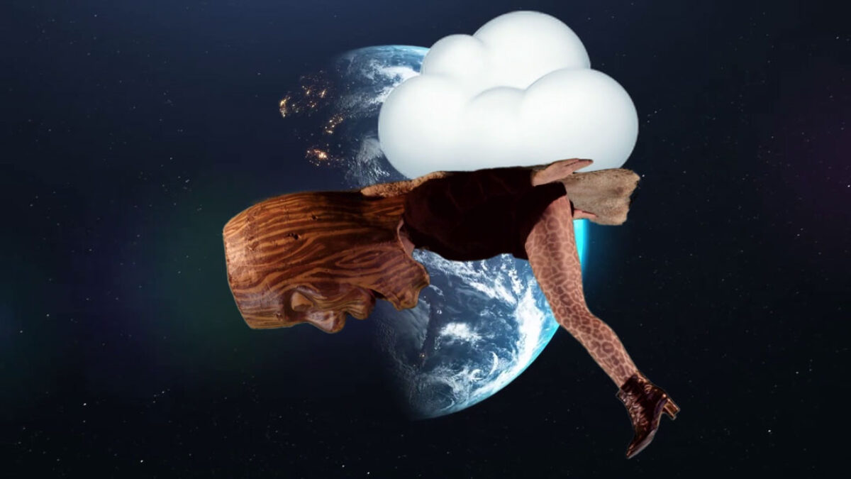 Eine Figur mit einer grossen Holzmaske als Kopf reitet auf einer Wolke im Weltall, im Hintergrund die Erde.