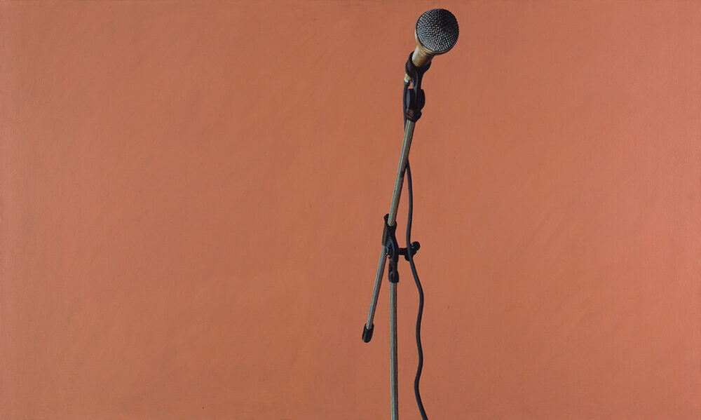 Malerei eines Mikrofons auf einem Ständer vor einem einfarbigen Hintergrund