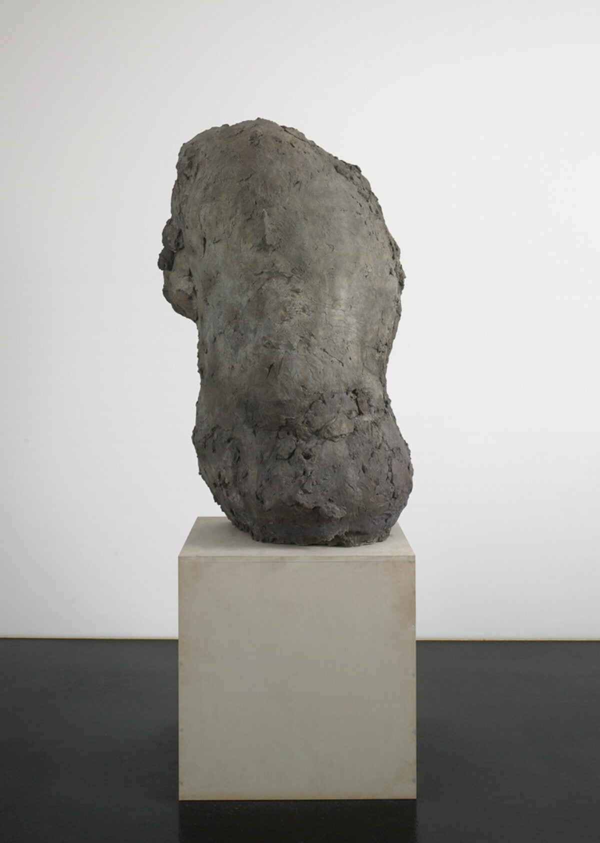 Abstraktes Skulptur ähnlich einem Felsen aus Messing
