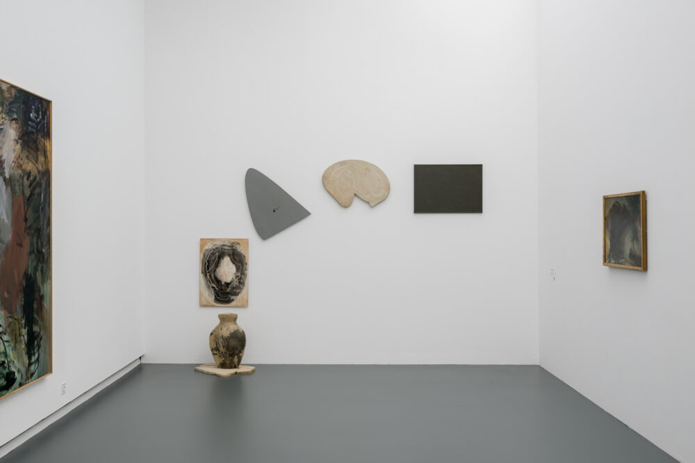 Ausstellungsansicht der Sammlung mit verschiedenen Kunstwerken im Aargauer Kunsthaus