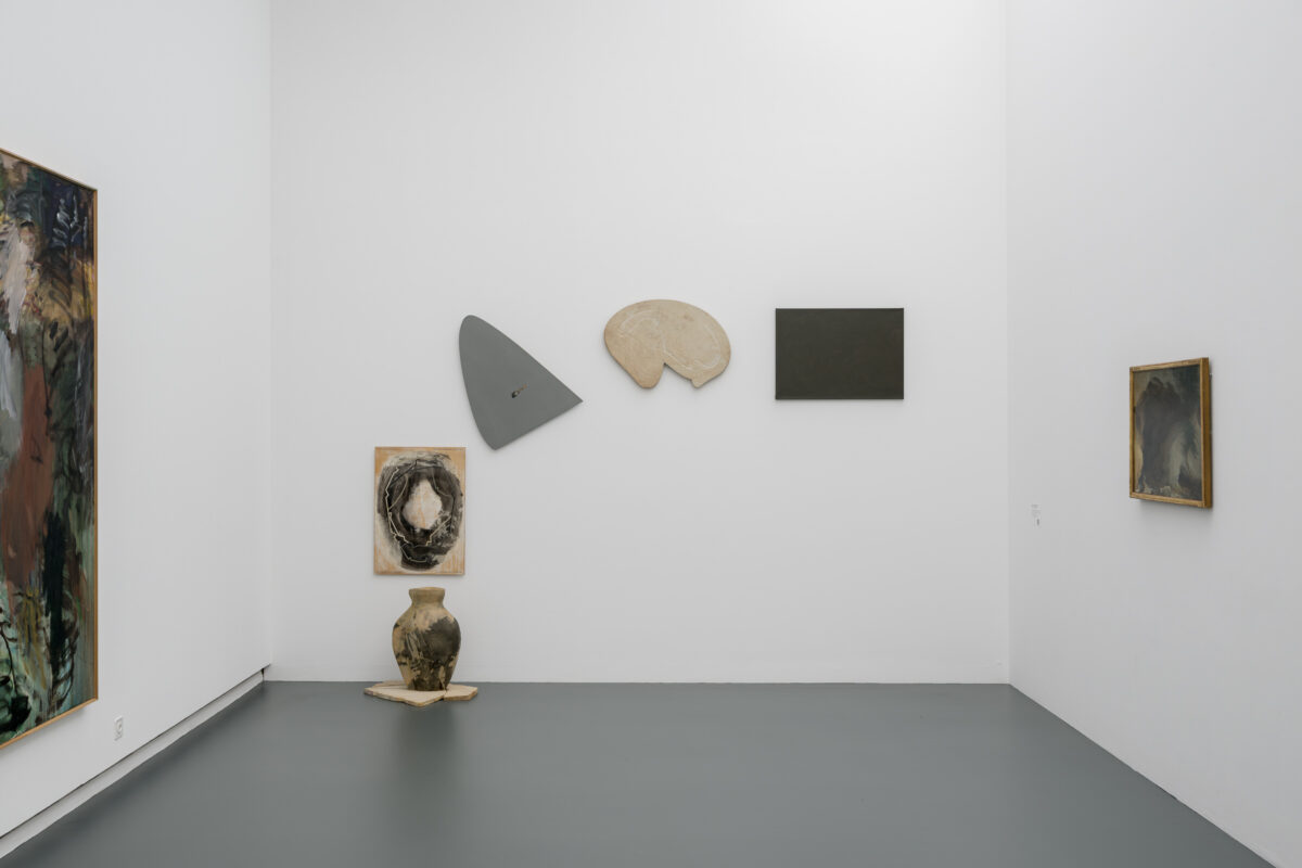 Ausstellungsansicht der Sammlung mit verschiedenen Kunstwerken im Aargauer Kunsthaus