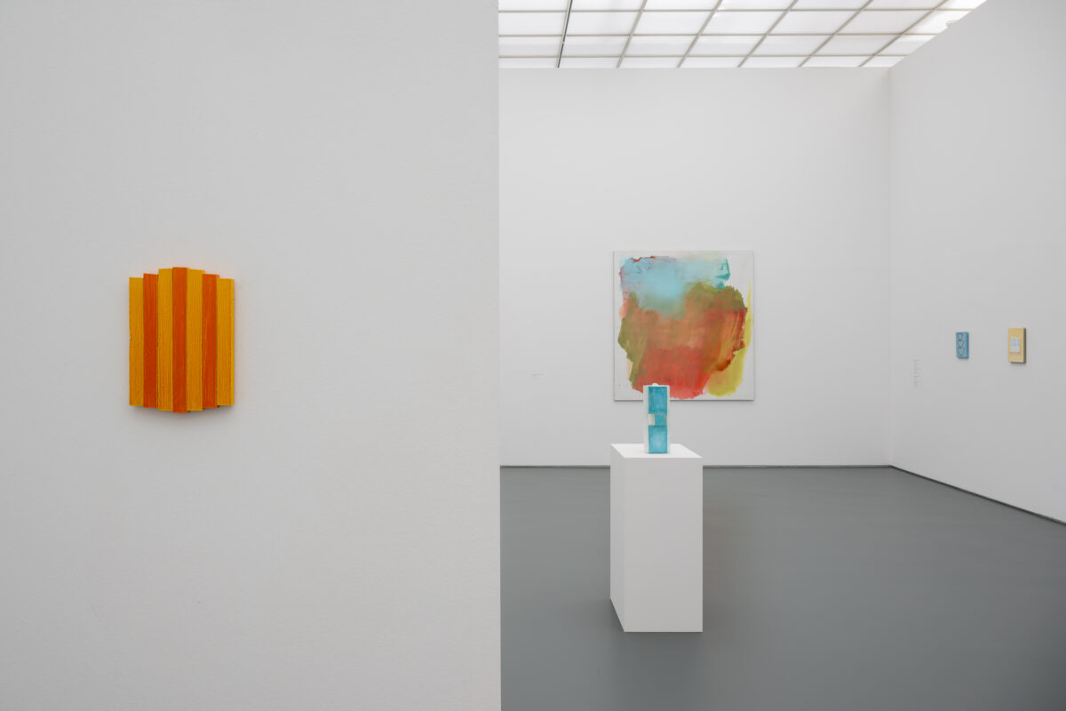 Ausstellungsansicht der Sammlung mit verschiedenen Kunstwerken im Aargauer Kunsthaus