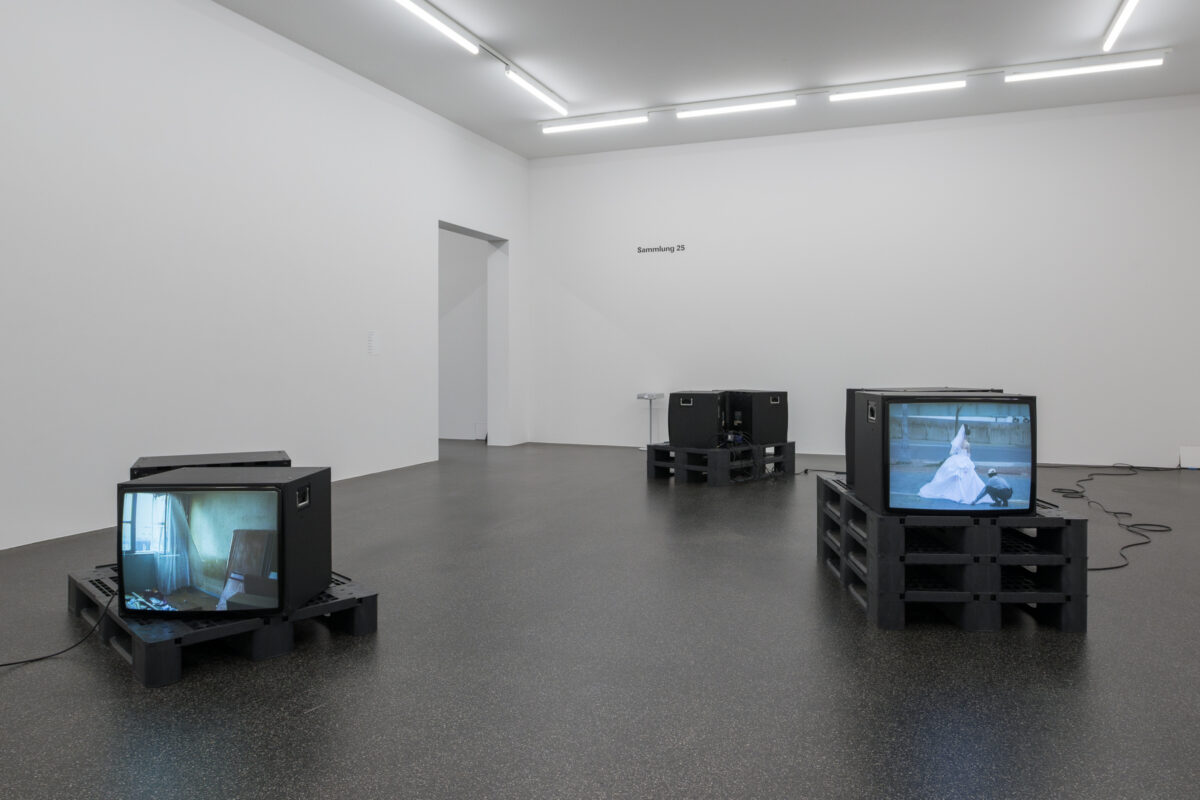 Ausstellungsansicht der Sammlung mit verschiedenen Kunstwerken im Aargauer Kunsthaus