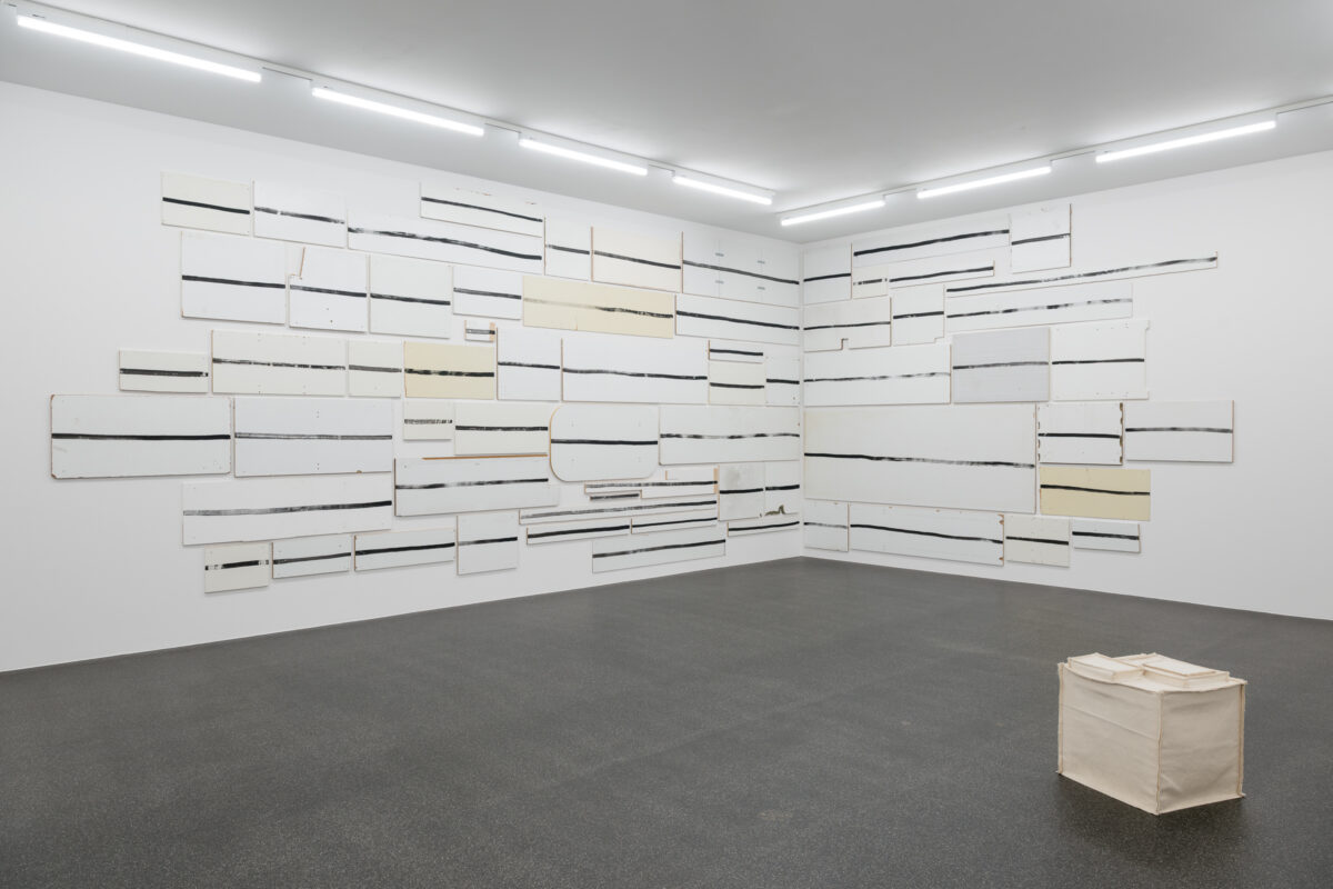 Ausstellungsansicht der Sammlung mit verschiedenen Kunstwerken im Aargauer Kunsthaus