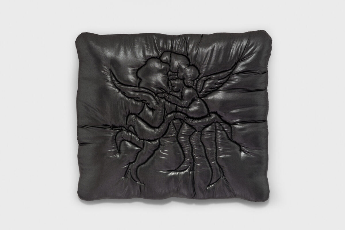 Foto eines Werks von Shamiran Istifan, das eine abstrakte Stickerei zeigt.