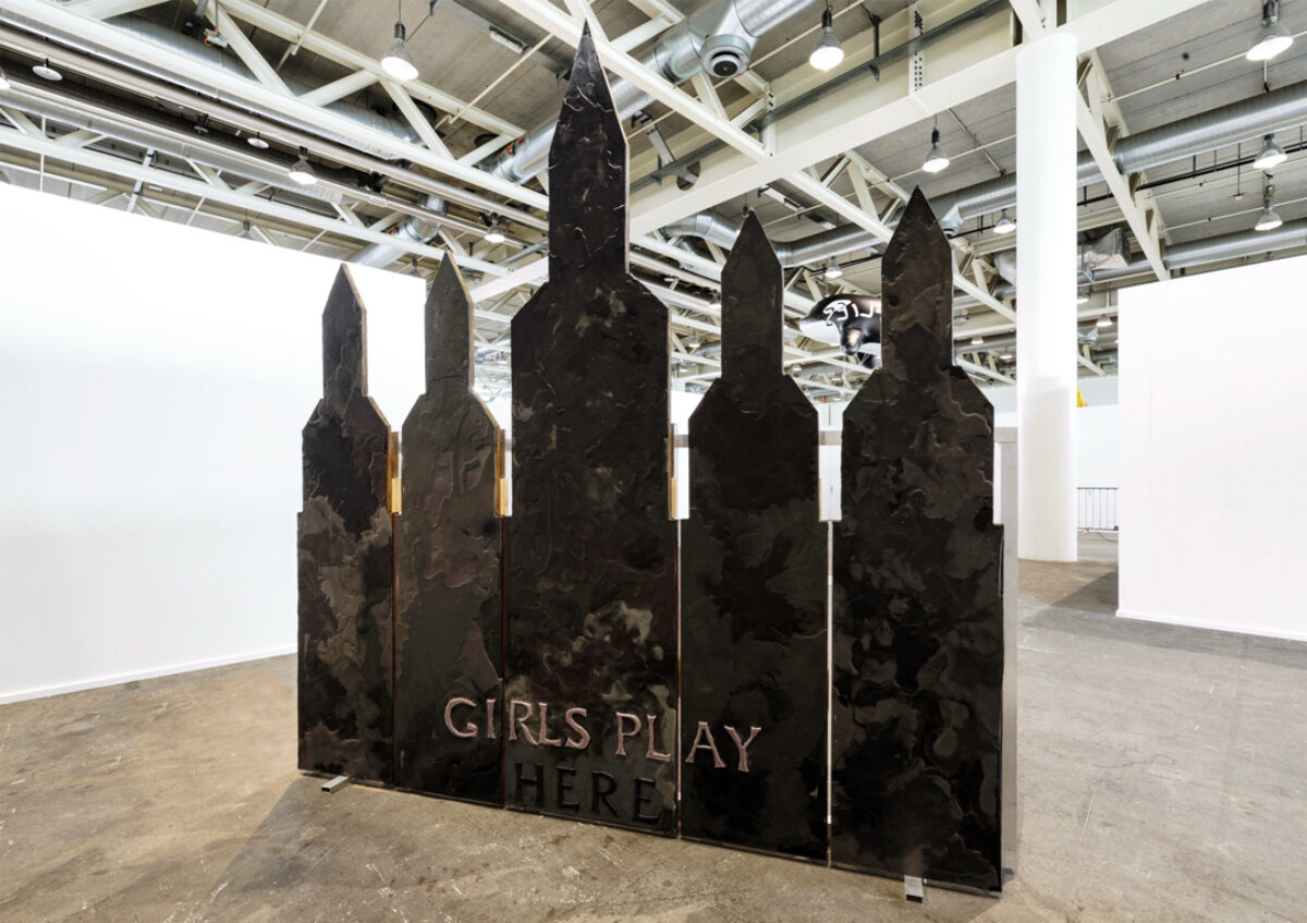 Foto einer Installation von Shamiran Istifan, das einer Reihe Raketen ähnelt.