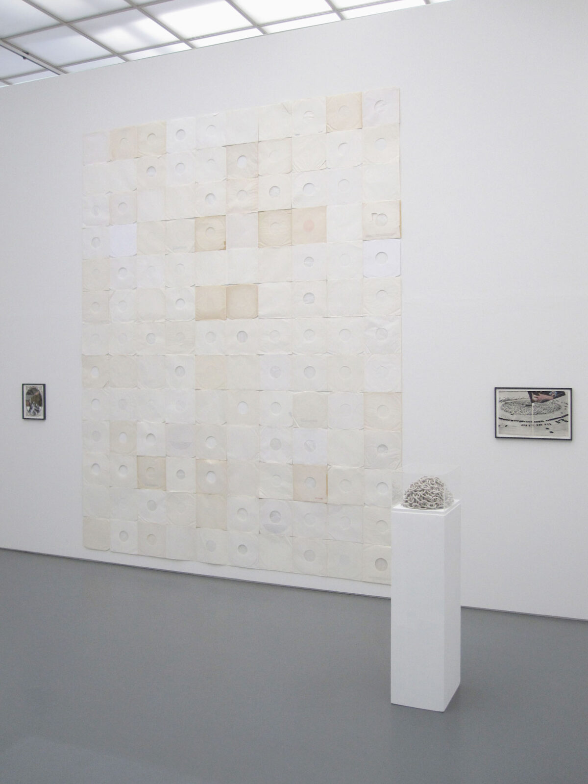 Ausstellungsansicht mit verschiedenen Kunstwerken im Aargauer Kunsthaus