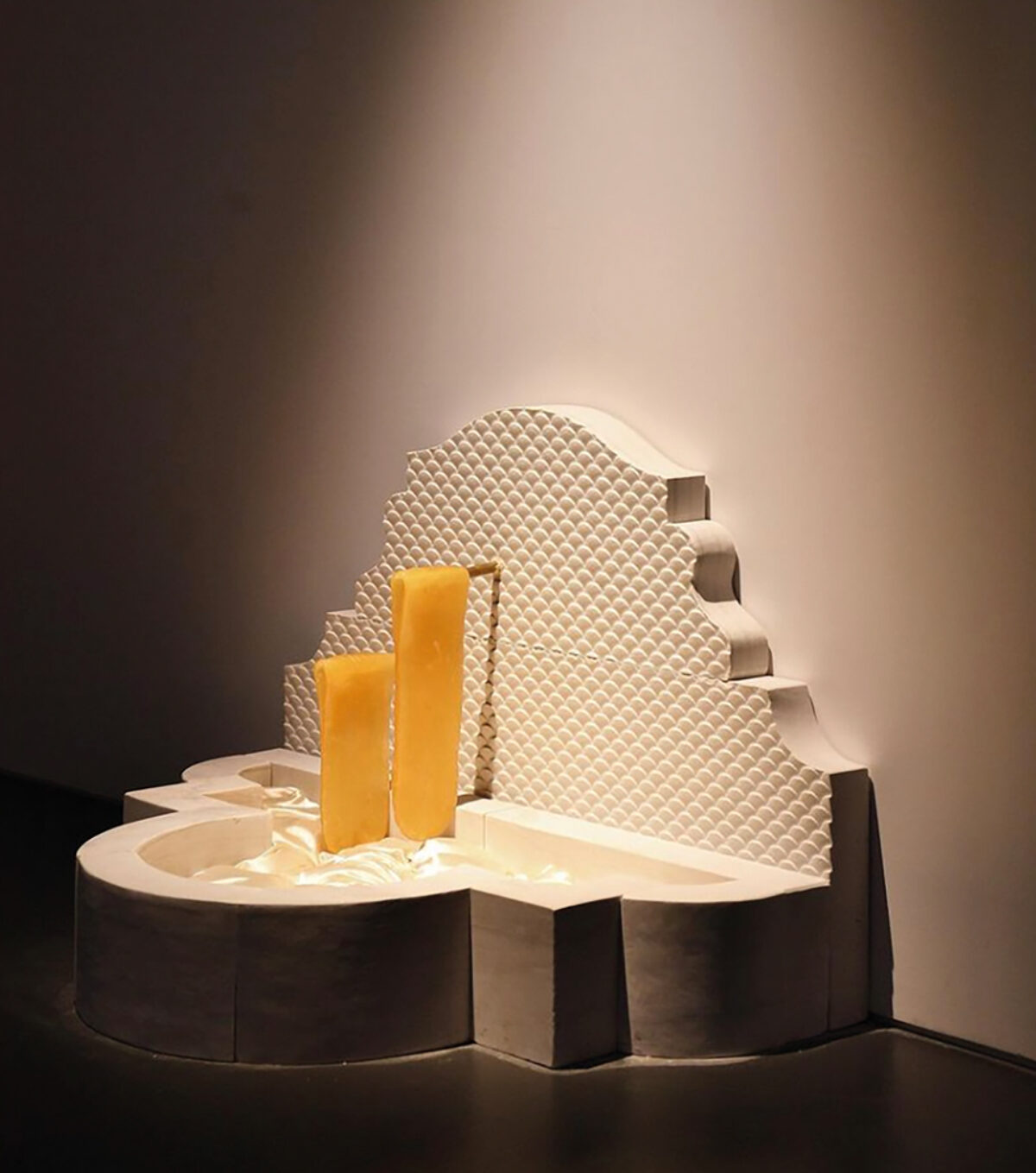 Foto eines Werks von Shamiran Istifan, das einem Brunnen ähnelt.