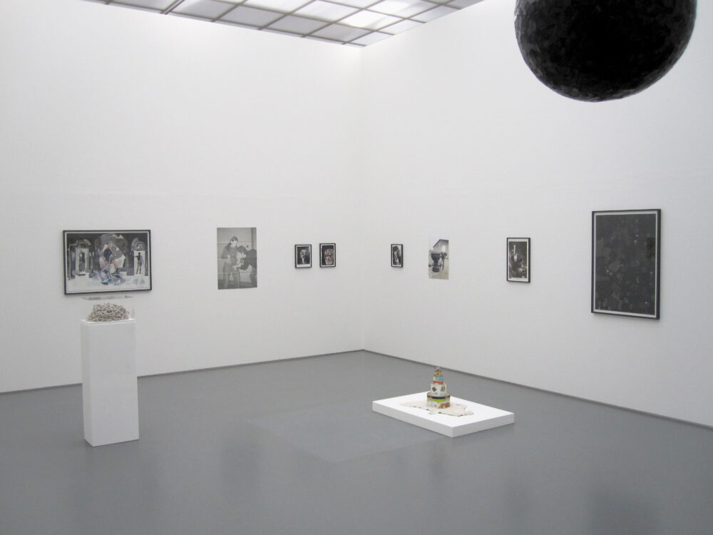 Ausstellungsansicht mit verschiedenen Kunstwerken im Aargauer Kunsthaus