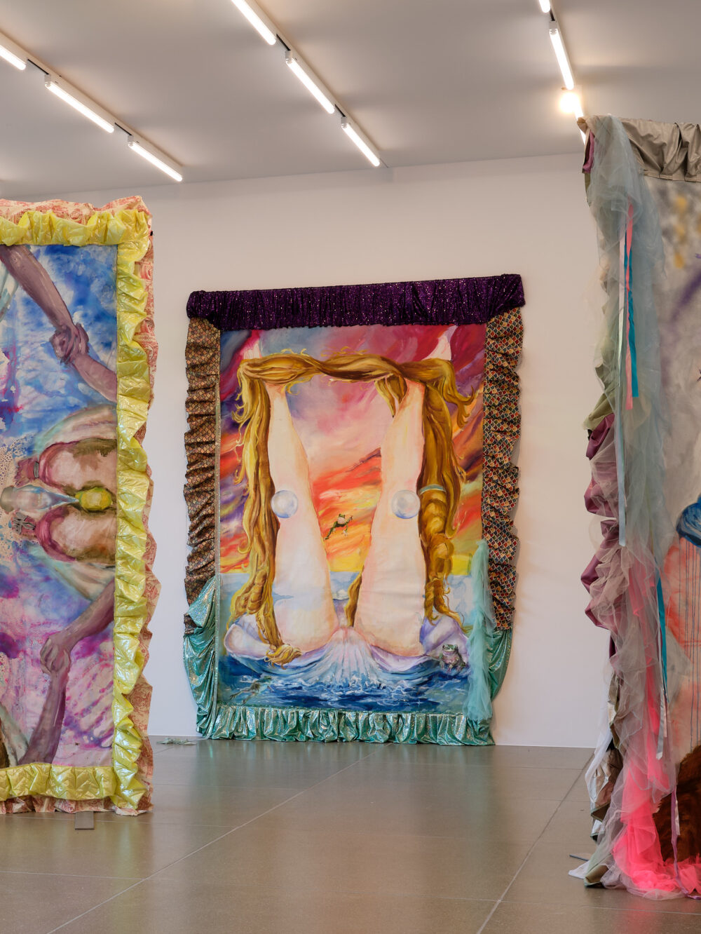 Installationsansicht von verschiedenen Kunstwerken im Aargauer Kunsthaus.