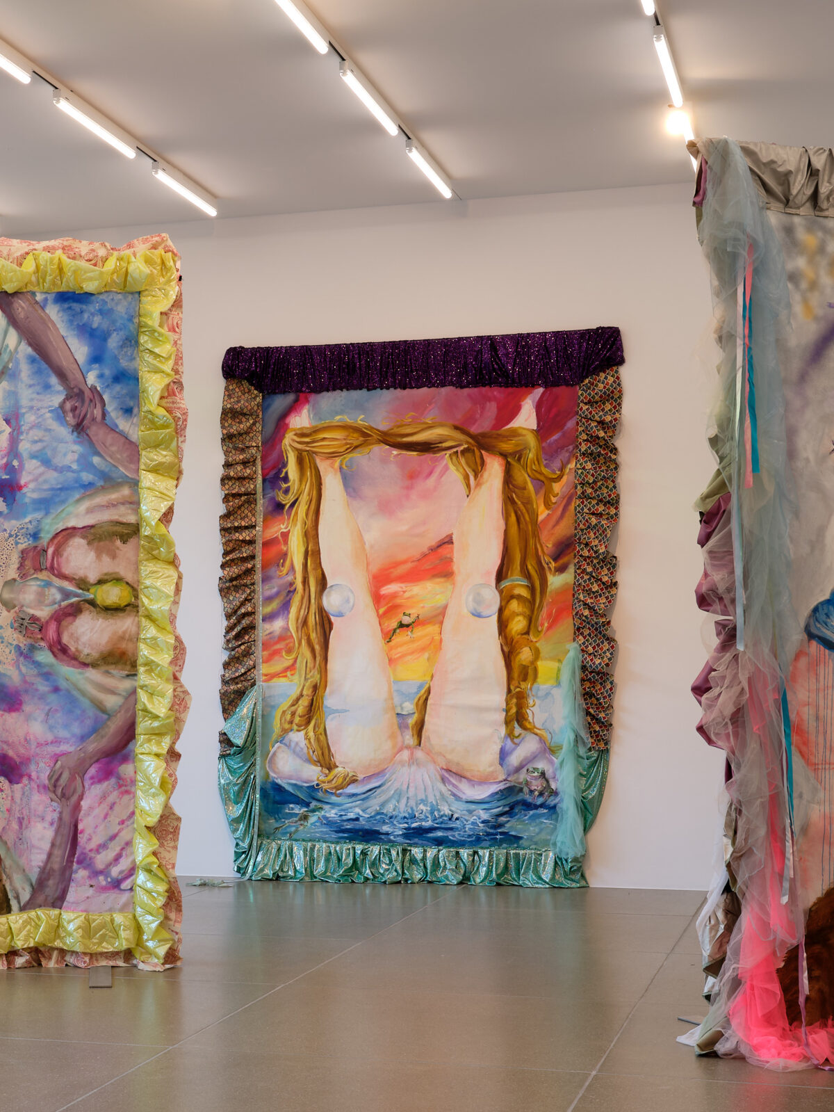 Installationsansicht von verschiedenen Kunstwerken im Aargauer Kunsthaus.