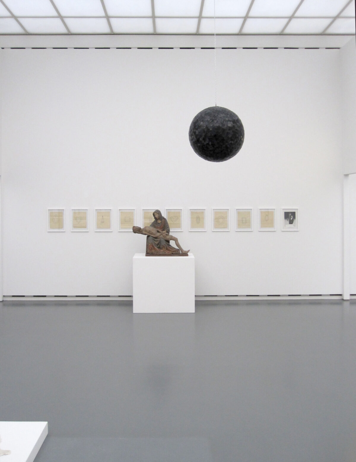 Ausstellungsansicht mit verschiedenen Kunstwerken im Aargauer Kunsthaus