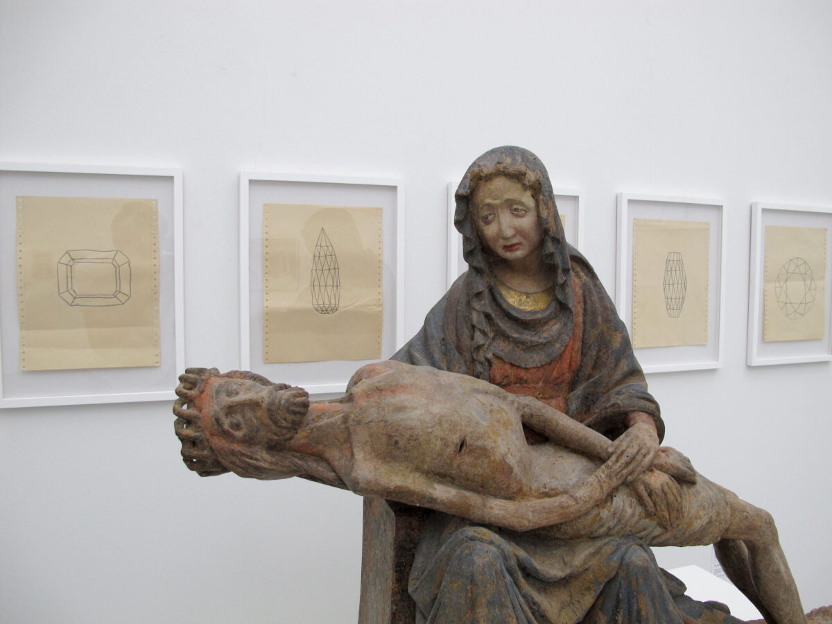 Ausstellungsansicht mit verschiedenen Kunstwerken im Aargauer Kunsthaus