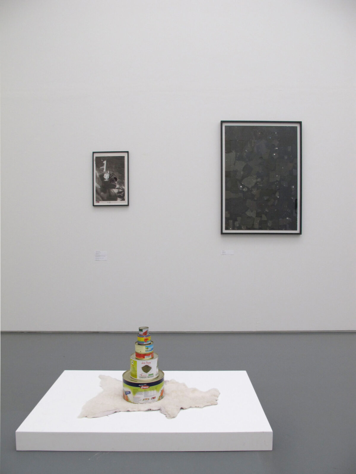 Ausstellungsansicht mit verschiedenen Kunstwerken im Aargauer Kunsthaus