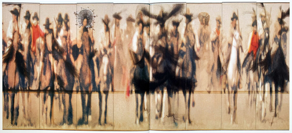 Kunstwerk mit einer Gruppe von auf Pferde reitenden Menschen, die dem Betrachter entgegenkommen.