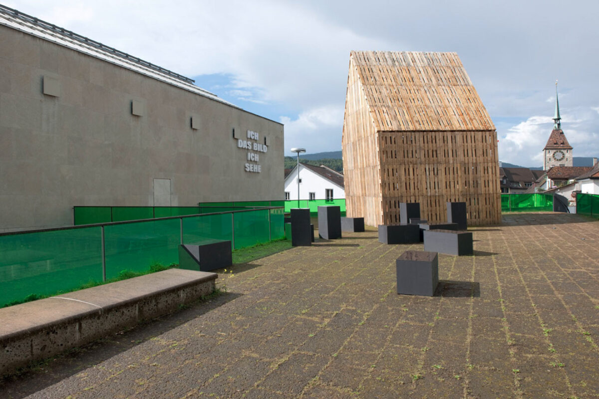 Ausstellungsansicht mit verschiedenen Kunstwerken im Aargauer Kunsthaus