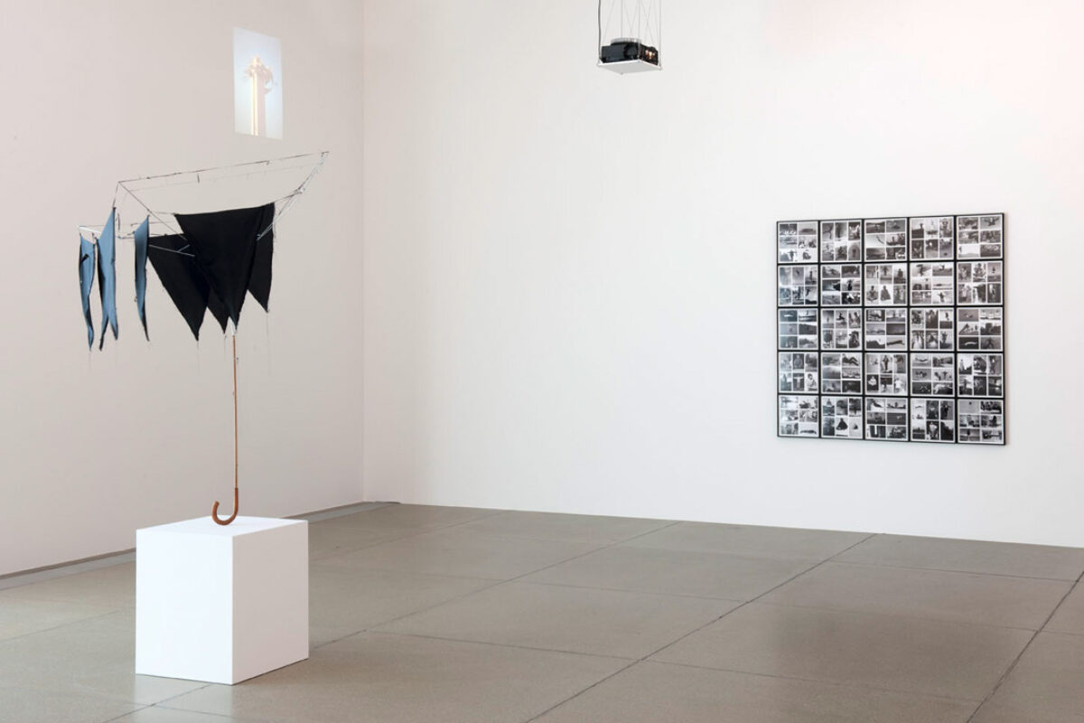 Ausstellungsansicht mit verschiedenen Kunstwerken im Aargauer Kunsthaus