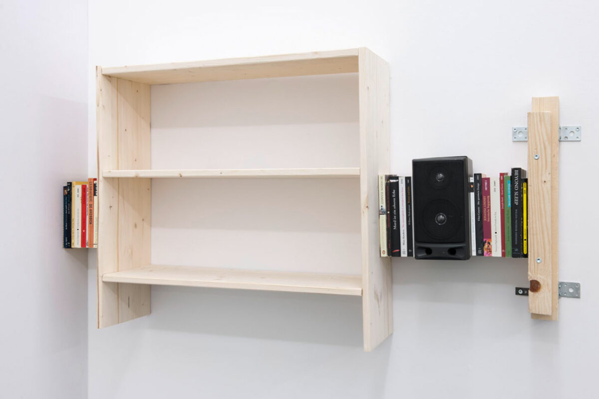 Ausstellungsansicht mit verschiedenen Kunstwerken im Aargauer Kunsthaus