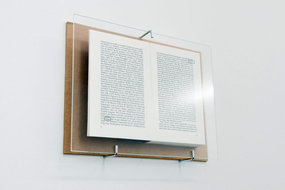 Ausstellungsansicht mit verschiedenen Kunstwerken im Aargauer Kunsthaus