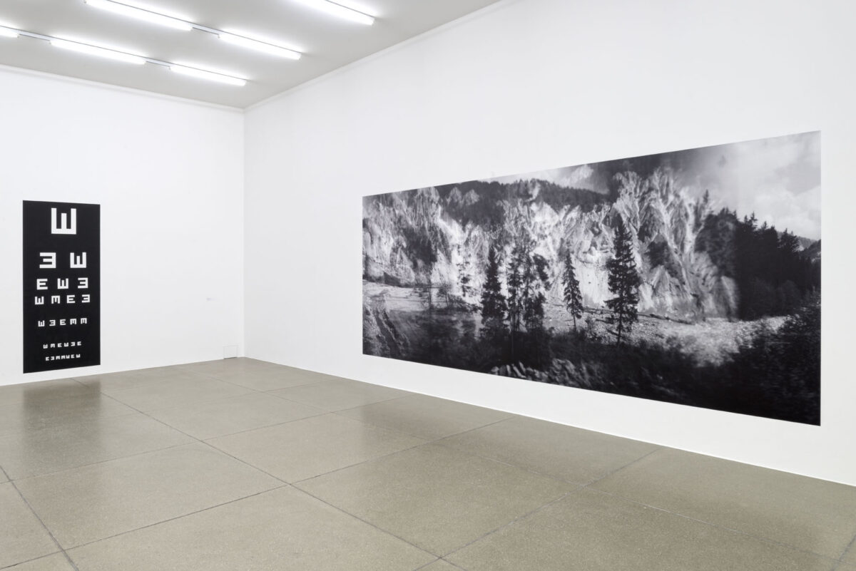 Ausstellungsansicht mit verschiedenen Kunstwerken im Aargauer Kunsthaus