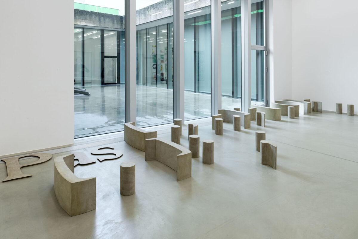 Ausstellungsansicht mit verschiedenen Kunstwerken im Aargauer Kunsthaus