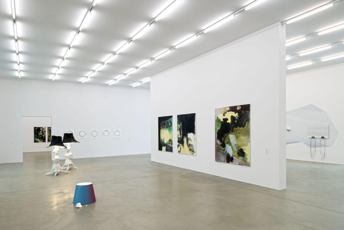 Ausstellungsansicht mit verschiedenen Kunstwerken im Aargauer Kunsthaus