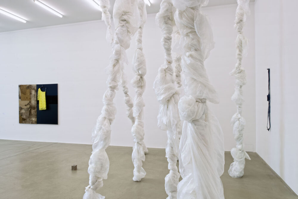 Ausstellungsansicht mit verschiedenen Kunstwerken im Aargauer Kunsthaus