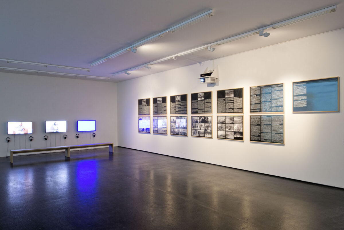 Ausstellungsansicht mit verschiedenen Kunstwerken im Aargauer Kunsthaus