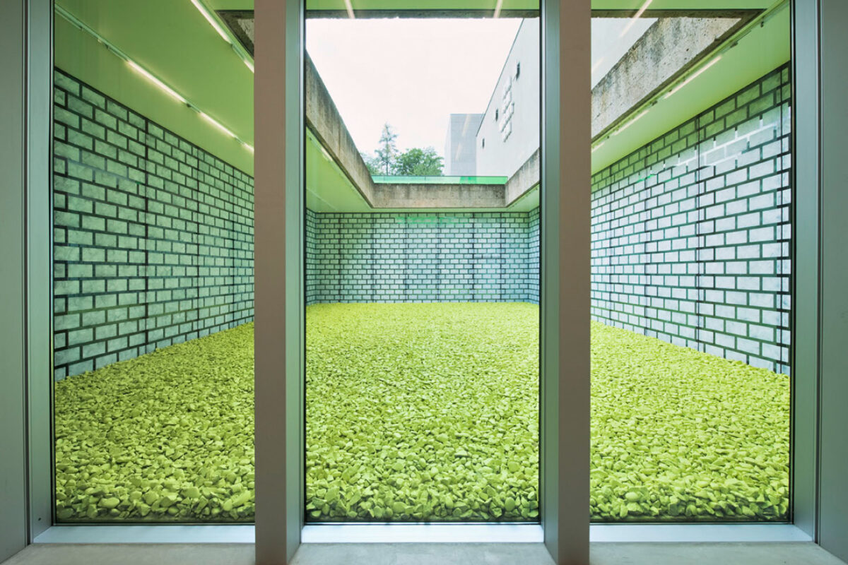 Ausstellungsansicht mit verschiedenen Kunstwerken im Aargauer Kunsthaus