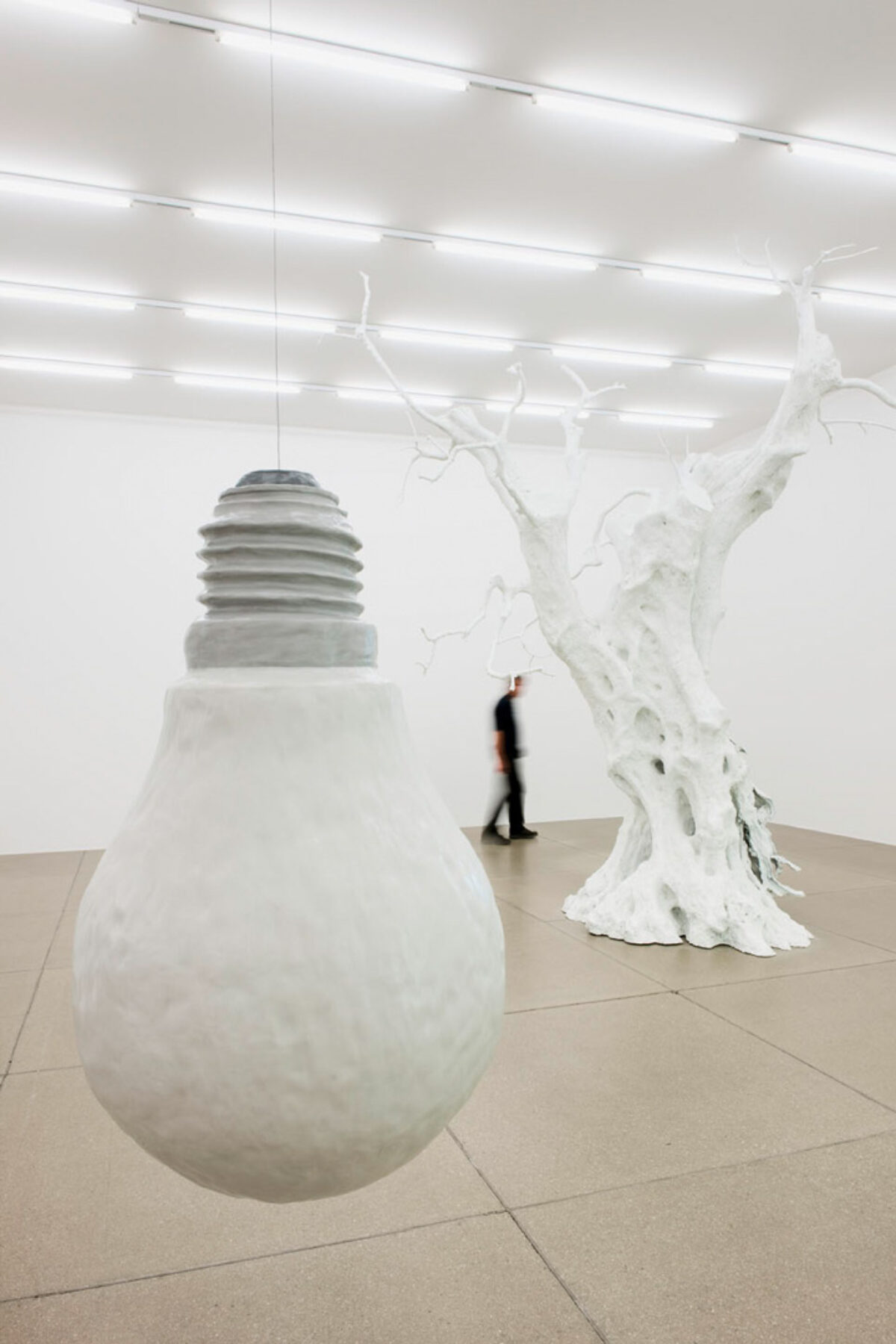 Ausstellungsansicht mit verschiedenen Kunstwerken im Aargauer Kunsthaus