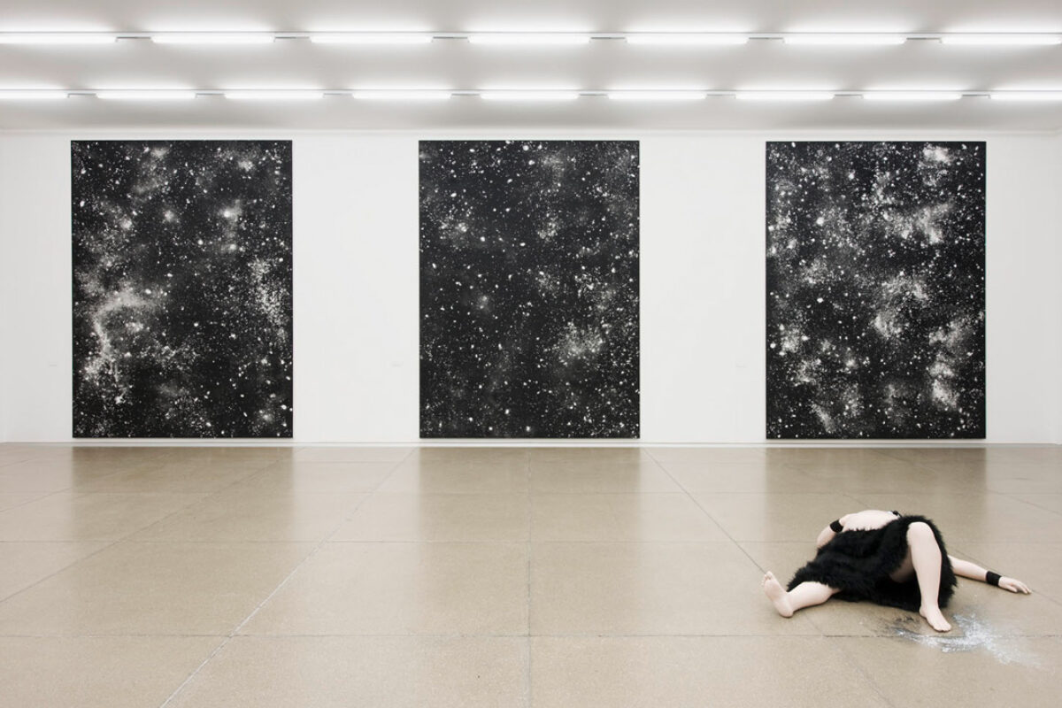 Ausstellungsansicht mit verschiedenen Kunstwerken im Aargauer Kunsthaus