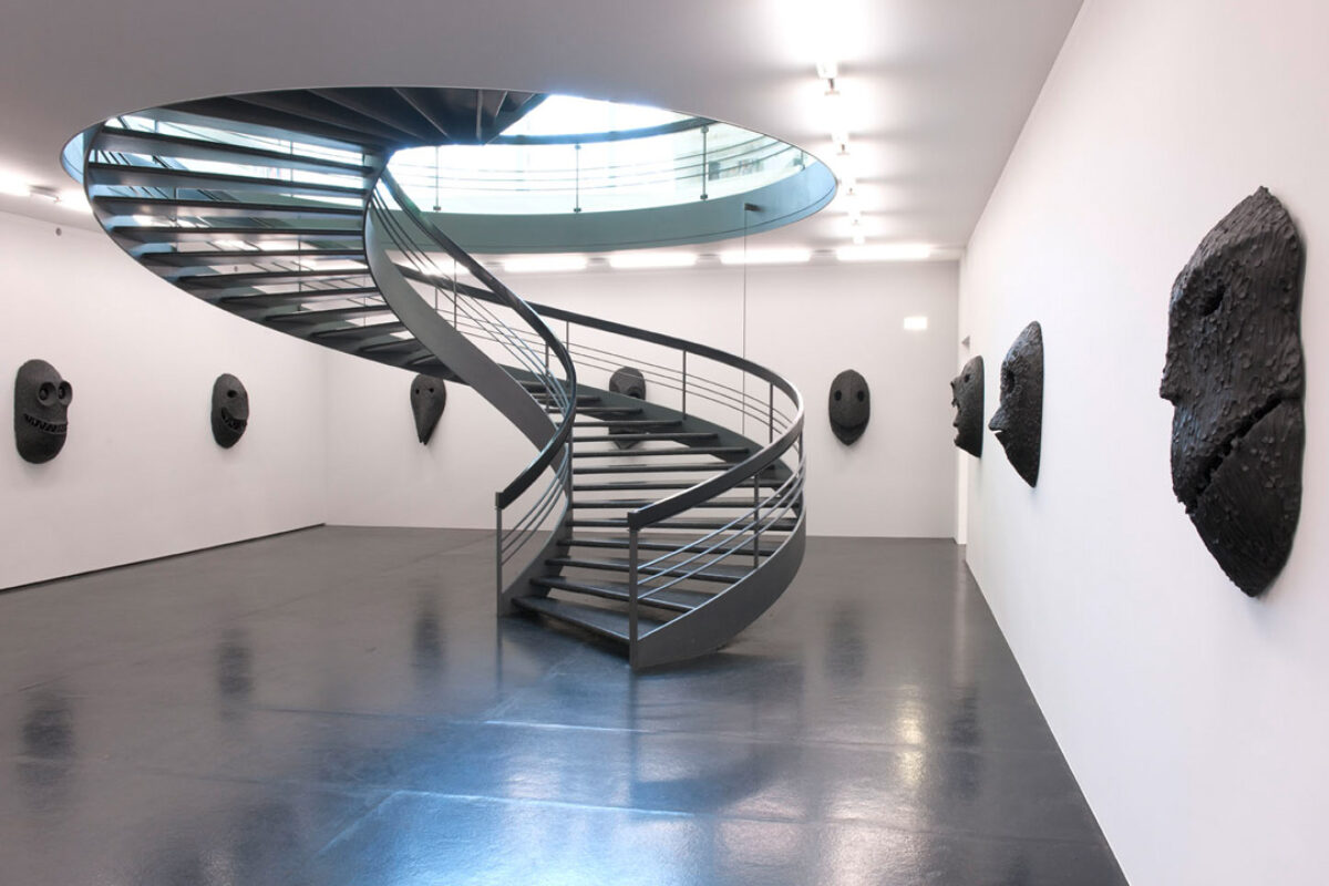 Ausstellungsansicht mit verschiedenen Kunstwerken im Aargauer Kunsthaus