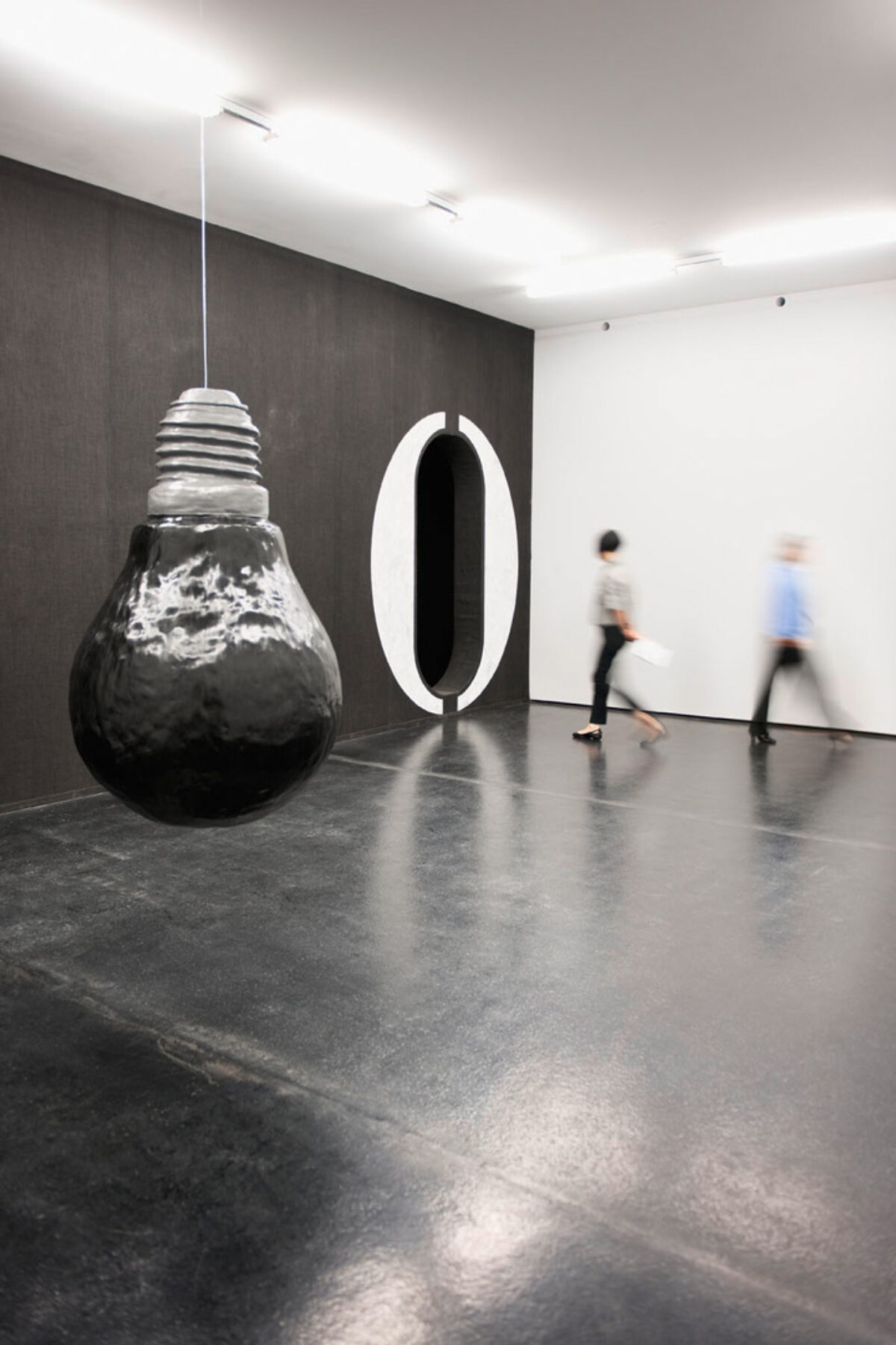 Ausstellungsansicht mit verschiedenen Kunstwerken im Aargauer Kunsthaus