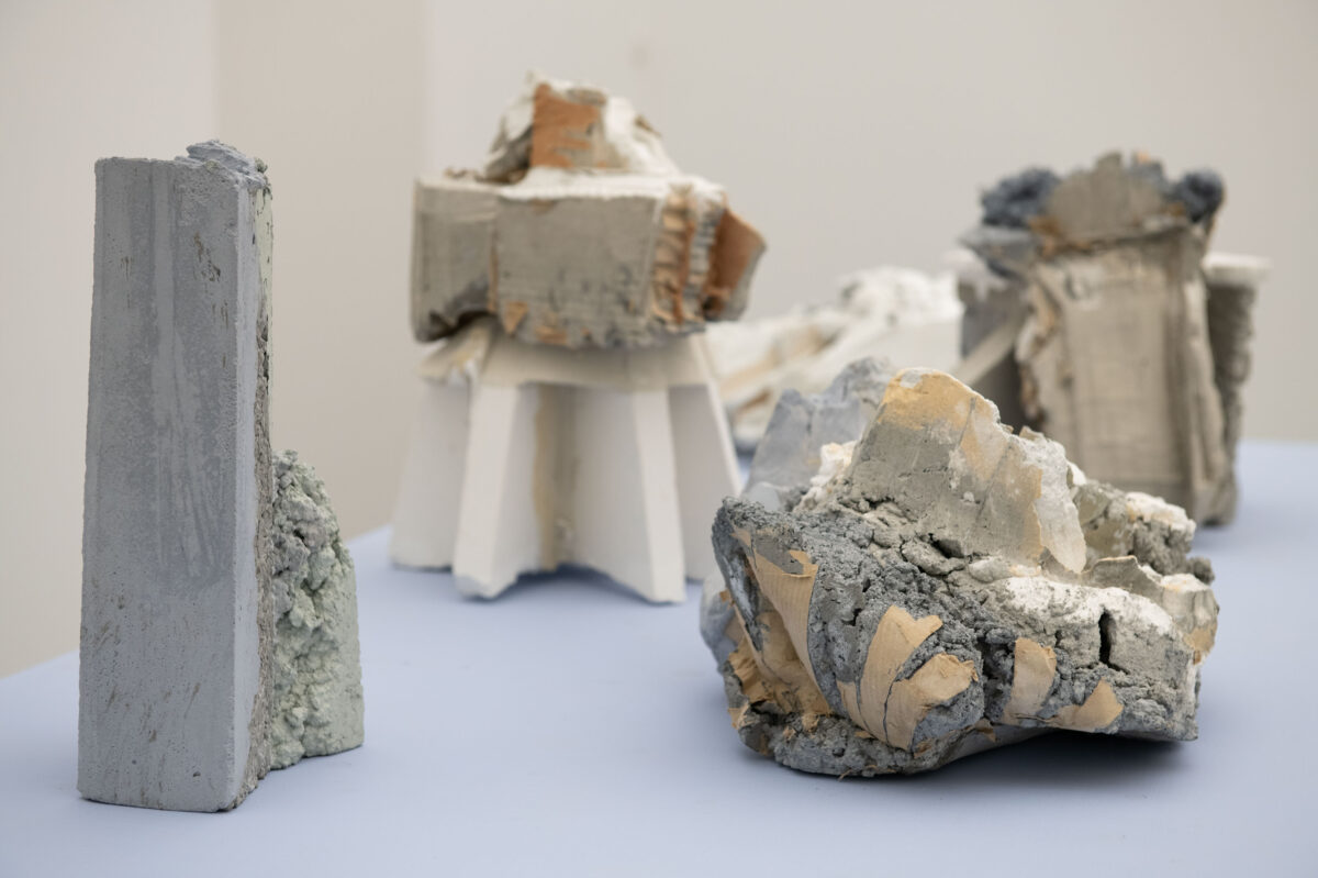 Abstrakte Skulptur aus Beton- und Stein-Elementen
