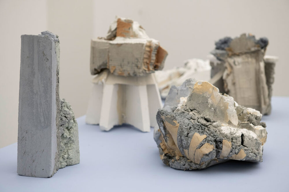 Abstrakte Skulptur aus Beton- und Stein-Elementen