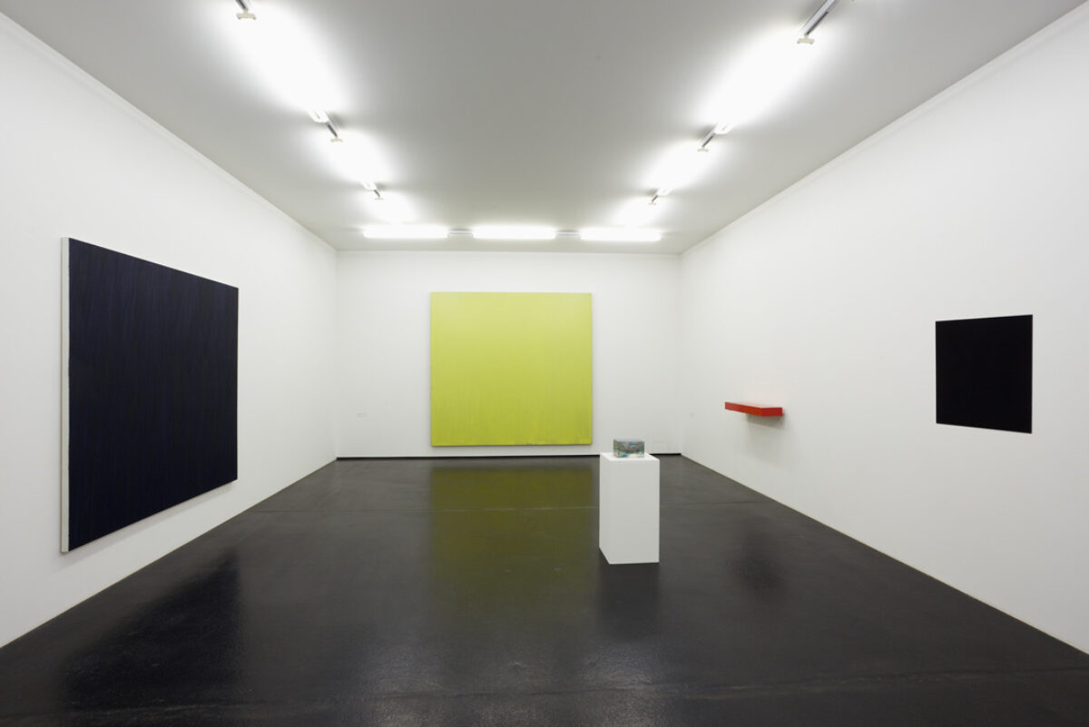 Ausstellungsansicht mit verschiedenen Kunstwerken im Aargauer Kunsthaus