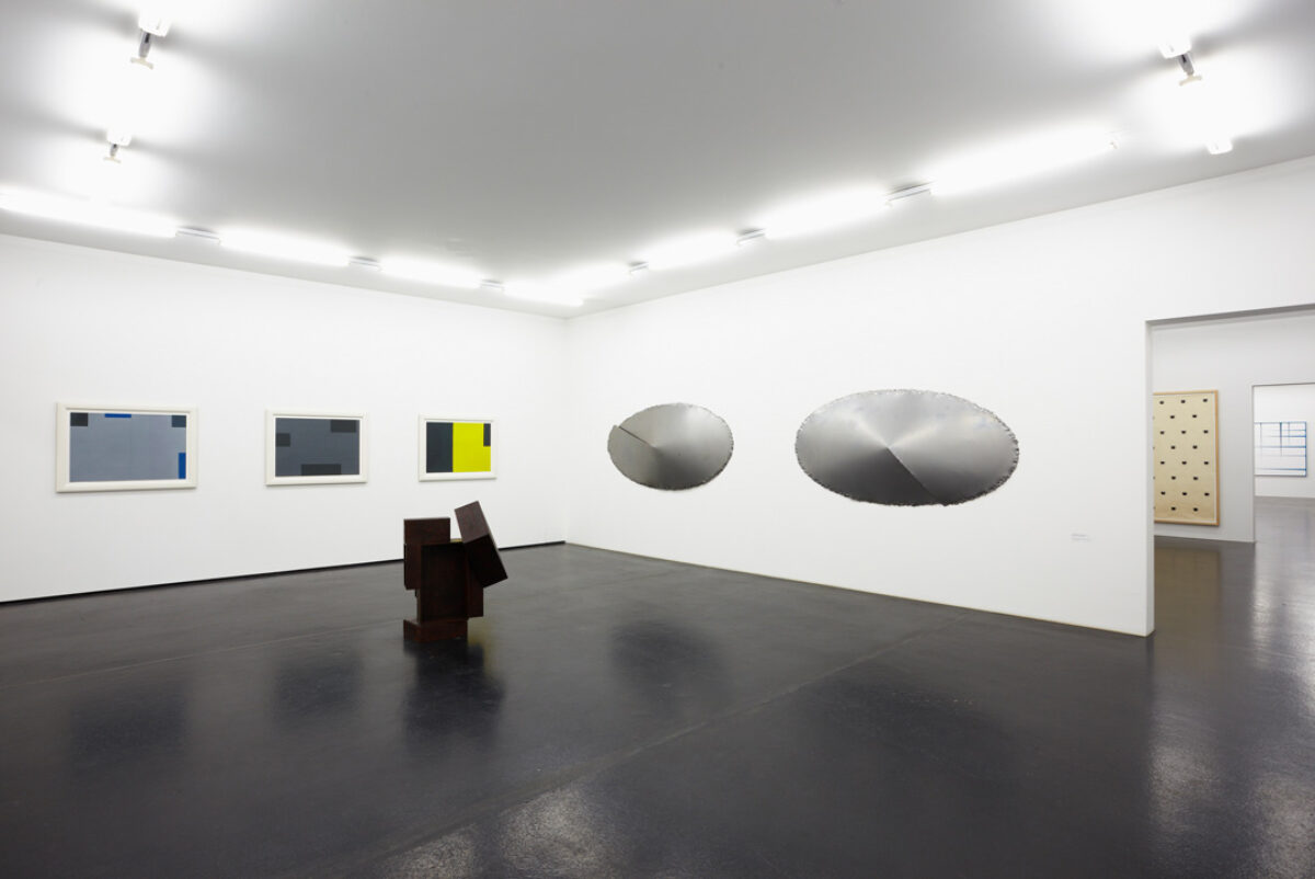 Ausstellungsansicht mit verschiedenen Kunstwerken im Aargauer Kunsthaus