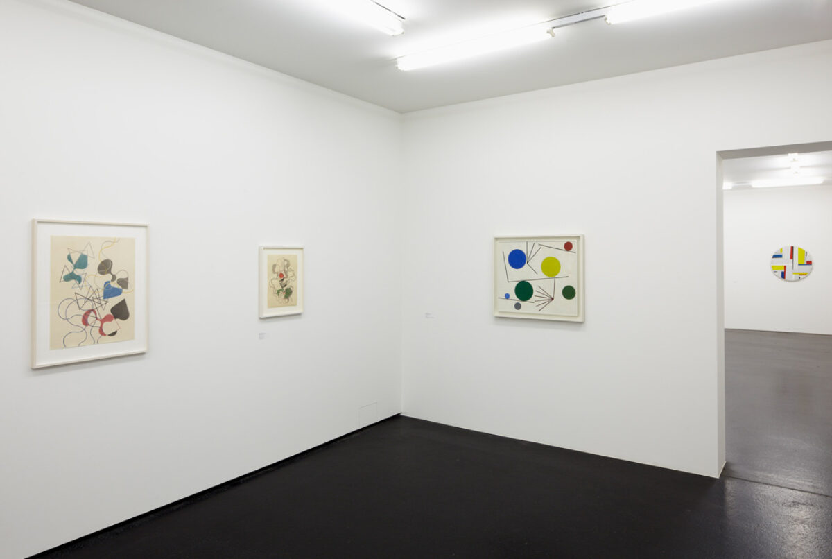 Ausstellungsansicht mit verschiedenen Kunstwerken im Aargauer Kunsthaus